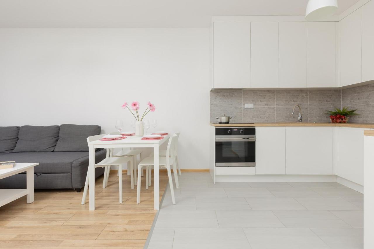 Warsaw Ulrychow Apartment With Parking By Renters Exterior foto